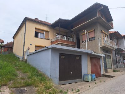 Na prodaju prostrana kuća sa garažom i lokalom u Prokuplju - Idealna za udoban život blizu centra grada