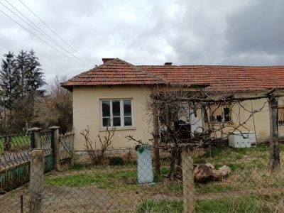 Na prodaju kuća sa dva odvojena stana u Vladičinom Hanu, selo Prekodolce!