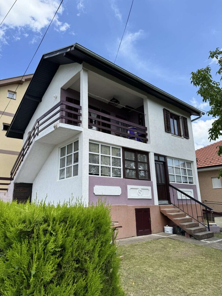 Kompletno nameštena kuća sa apartmanom u centru Prolom Banje na prodaju. Agencija Inter Agent.