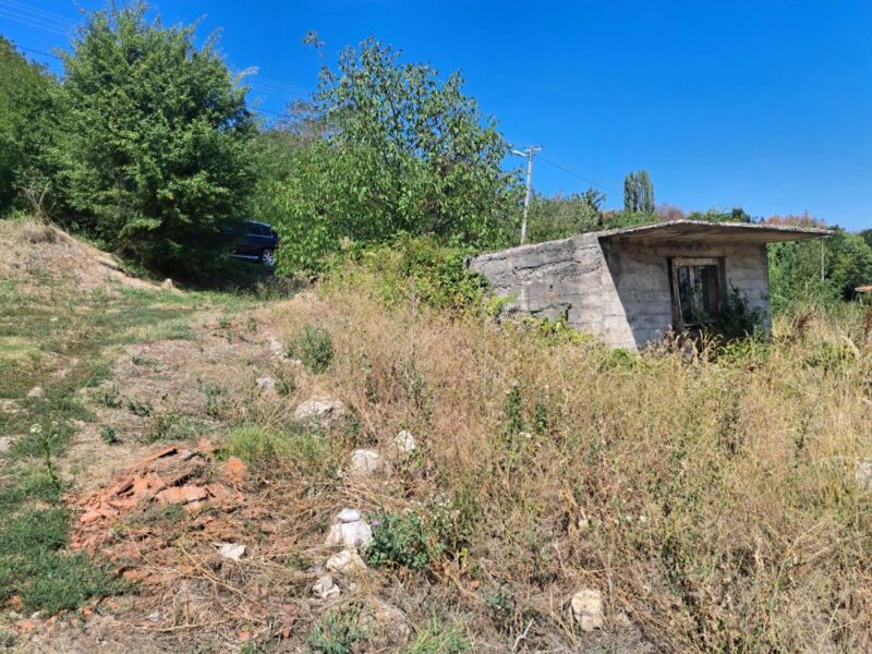 Započeta vikendica na Sokolicu, Prokuplje – plac 57 ari