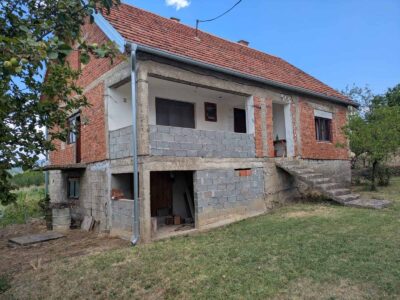 Na prodaju kuća sa voćnjakom, pomoćnim objektom i 1 ha zemljišta – okolina Prokuplja (9 km)