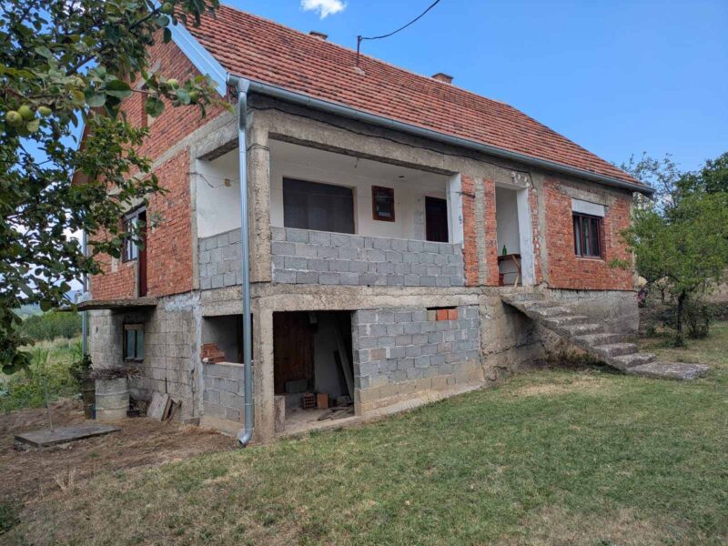 Na prodaju kuća sa voćnjakom, pomoćnim objektom i 1 ha zemljišta – okolina Prokuplja (9 km)