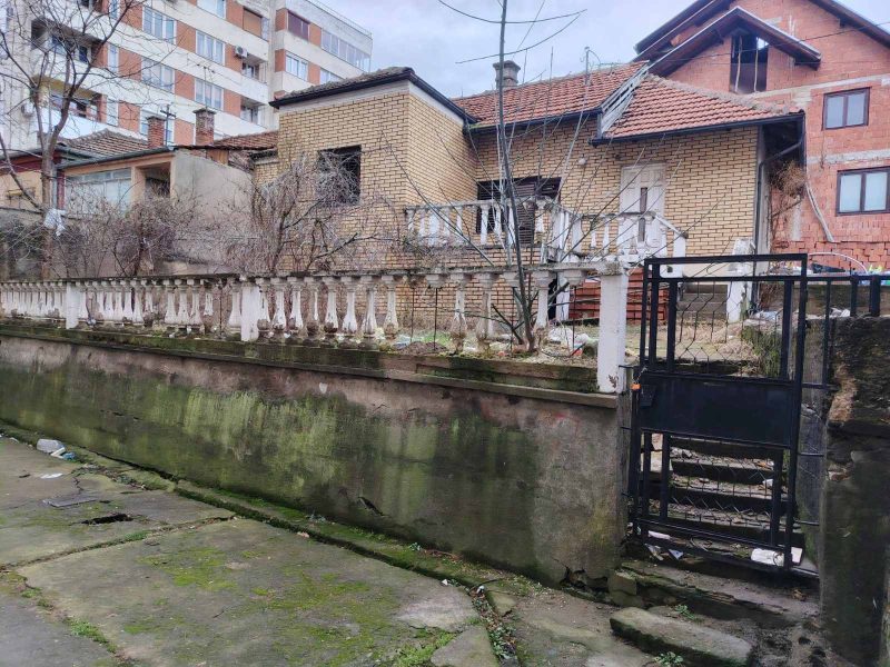 Na prodaju kuća u centru grada – 104 m² + dvorište