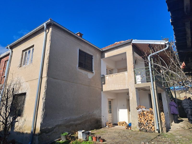 Na prodaju kuća u centru grada površine 146 m², dvorište, pomoćni objekat