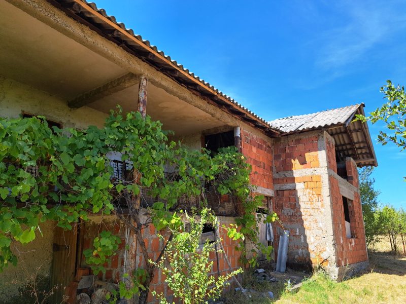 Na prodaju legalizovana dvospratna kuća – 115 m² u osnovi, plac 47 ari (šljiva)