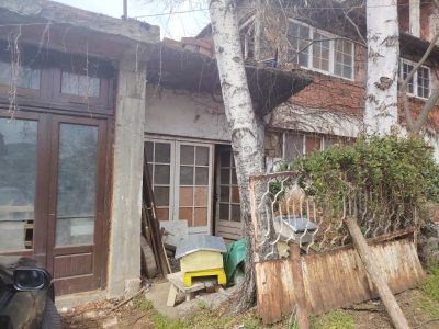 Na prodaju vertikala kuće – 250 m², tri etaže, dvorište i pomoćni objekat