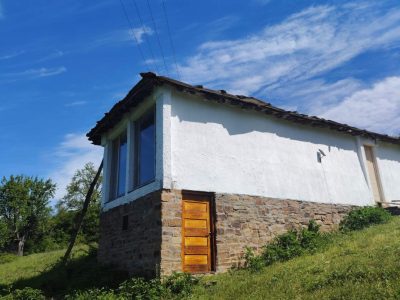 Na prodaju kuća u okolini Prokuplja od prirodnih materijala – 45 m², plac 11 ari