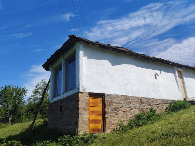 Na prodaju kuća u okolini Prokuplja od prirodnih materijala – 45 m², plac 11 ari