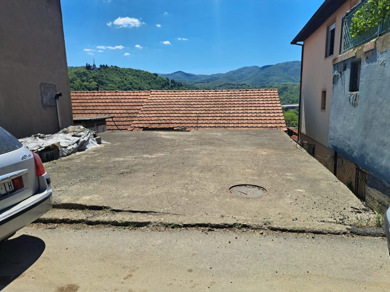 Na prodaju započeta kuća u Prokuplju 33 m² u osnovi, plac 72 m²
