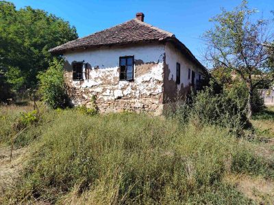 Na prodaju seosko domaćinstvo – 1,45 ha, tri kuće, šuma...